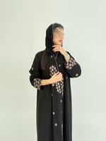 عبايه سناء بقماش كريب كوبرا بتطريز مزين بفصوص بيج