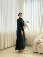 عباية رزان بقصه بليزر بقماش كريب سلك بلمعه خفيفه ت...