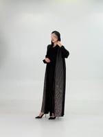 عباية جواهر بقماش كريب رموش مزين بشك ناعم بيج