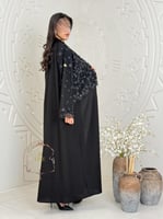 عباية وداد بقماش كريب الاناقة تدخيلات دانتل