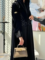 تشكيلة شتاء 2024 - عباية احتشام مخمل وكريب بلاك بت...