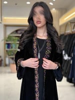 عباية غدق بقماش مخمل كوري مزين بكلفه بيج