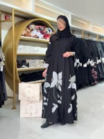 عباية علا بقماش كريب الاناقة بتطريز ورود ابيض