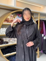 عباية ملاذ بقماش حرير كوري بياقة بنسات انسيابية