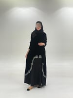 عباية الماس بقماش مخمل كوري بتطريز ورود اسود (فتحة...