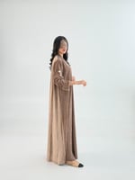 عباية رهاف بقماش مخمل تركي مع مخمل استرتش بيج