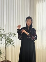 عباية ميثاء بقماش كريب الابداع بكم مطرز وردي