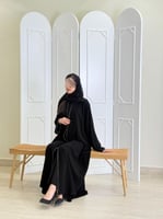 عباية لارين بقماش كريب ملكي مزين بقيطان رمادي