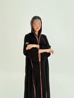 عباية زمرده بقماش كريب ملكي مزين بورد عنابي