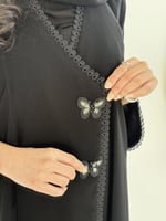 عباية عهد بقماش كريب ملكي مزين بقيطان وفراشات 1