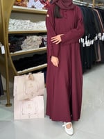 عباية ليان بقماش كريب باربي مزين بازرة عنابي