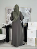 عباية لامينا ا كريب إحساس مزين بكسرات وربطه زيتي