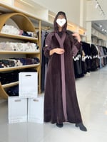 تشكيلة شتاء 2026 - عباية وجد كريب مع مخمل مكسر بني