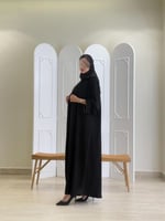 عباية لارين بقماش كريب ملكي مزين بقيطان بني