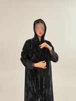 فخر بقماش مخمل كوري اسود بطبعات رمادي مزين بدانتل