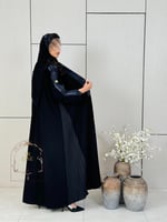 عباية نجد بقماش كريب ملكي تدخيلات روكاما مطرز كحلي