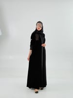 عباية سيلار بقماش مخمل كوري كم استرتش بدانتل اسود