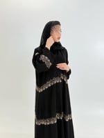 عباية حنيه بقماش كريب الابداع بتطريز هاري بيج