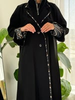 عباية كاتينا | اسود لمسات عنابي