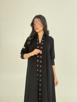 عباية وفاء بقماش كريب ملكي بتطريز اسود مع بيج