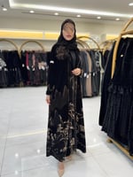 عباية ساندي بقماش مخمل كوري اسود برسم بيج