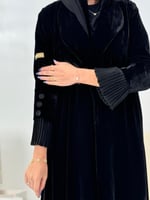 تشكيلة شتاء 2024 - عباية اعتدال مخمل كسرات بالكم م...