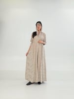 عباية اسماء بقماش حرير ناعم مشجر بيج