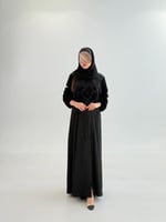 عباية هدبا بقماش تفته ياباني مع جبير كم مخمل مزين...