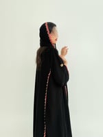 عباية زمرده بقماش كريب ملكي مزين بورد عنابي