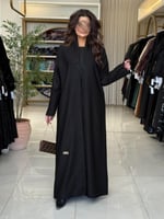 عباية سوليا بقماش كريب باربي مزين بشك فصوص اسود