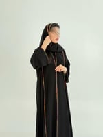 عباية سلوى بقماش كريب ملكي مزين بقيطان ملون