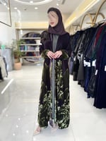 عباية ساندي بقماش مخمل كوري عودي برسم زيتي