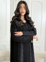 كولكشن العيد | عباية سعاد بقماش كريب رموش مزين بدا...