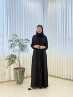 عباية تسنيم بقماش كريب باربي مزين بشك