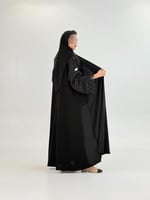 عباية نواره بقماش كريب ملكي كم دانتل جبير مربعات