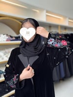 تشكيلة شتاء 2025 - عباية كيرا بليزر مخمل تطريز ورو...