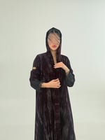 فخر بقماش مخمل كوري بطبعات برغندي مزين بدانتل