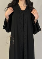 عباية نيرين بقماش كريب رموش تطريز كمبيوتر مخرم