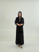 فخر بقماش مخمل كوري بطبعات بني مزين بدانتل