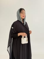 عباية سيرا بقماش بلاك بيري مع شيفون برسم تركواز