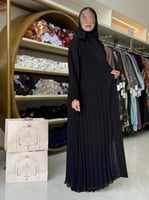 عباية نازلي كسرات شيفون اسود مع تركواز