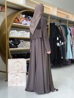 عباية عهود بقماش كريب العصر بني