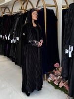 عباية سالي بقماش مخمل استرتش اسود مكسر كم دانتل