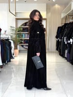 عباية لبنى بقماش مخمل كوري مطرز مزين بفصوص اسود