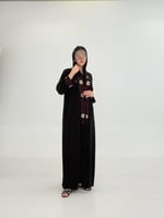 عباية خالده بقماش كريب ملكي مزين بتطريز عنابي