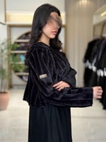 عباية نعومه بقماش شامواه تدخيلات فرو اسود