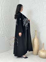 عباية ندى بقماش كريب الاناقة بتطريز ابيض