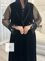 عباية زاهده مخمل اسود باكمام جاكار - ذهبي