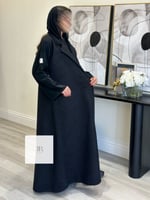 عباية تسنيم l بقماش صوف خاروف - اسود