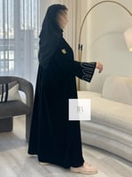 عباية الزهراء l مخمل اسود بشك بالاكمام فضي